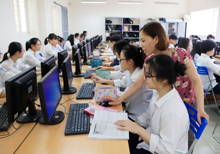 Schools need to have career-oriented in their training content. (Photo: Hanoimoi)