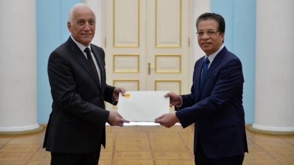 Ambassador Dang Minh Khoi presents credentials to Armenian President