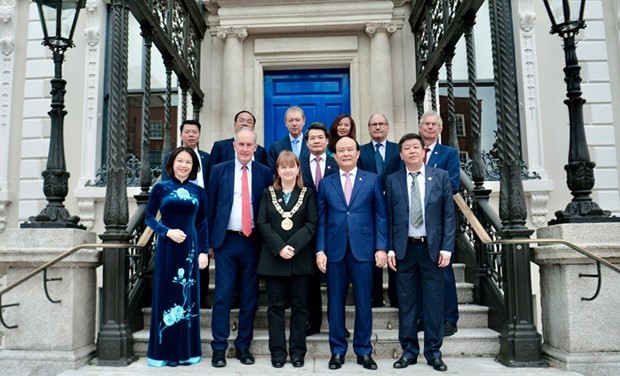 Vice Secretary of Hanoi Party Committee and Chairman of the People’s Council Nguyen Ngoc Tuan poses for a photo with Dublin leaders (Photo: VNA)