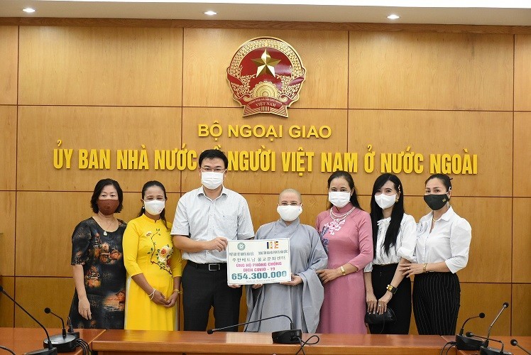 Ngày 20/9, Ủy ban Nhà nước về người Việt Nam ở nước ngoài (Bộ Ngoại giao) đã tổ chức Lễ tiếp nhận tiền và hiện vật với tổng trị giá gần 824 triệu đồng của cộng đồng người Việt tại Hàn Quốc, Đức và Macao (Trung Quốc) ủng hộ công tác phòng, chống Covid-19 t