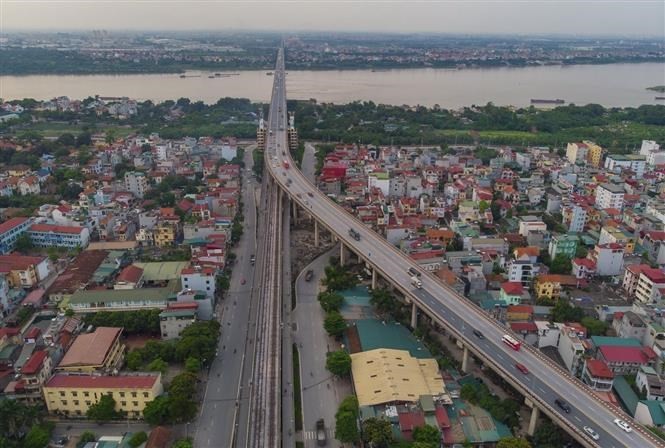 The 3,250 m long Thang Long bridge, inaugurated in 1985, crosses the Red River and connects Noi Bai International Airport and the center of Hanoi. The bridge has two levels with an 11km railway line and motorcycle lanes on the bottom tier and lanes for motor vehicles and pedestrians on the top tier. (Photo: VNA)