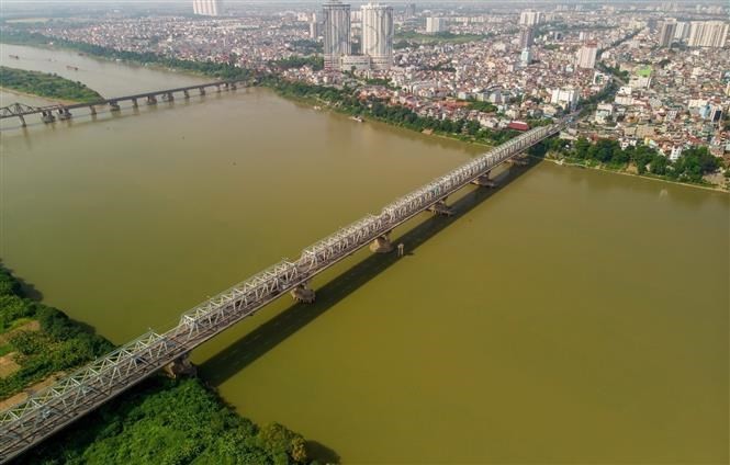 Built between 1983 and 1986, Chuong Duong bridge was the first big bridge in Vietnam to be designed and built by local engineers without technical assistance from foreign experts. The 1,230m long bridge was built using materials left over from the construction of Thang Long bridge, helping to ease the traffic burden on Long Bien Bridge. (Photo: VNA)