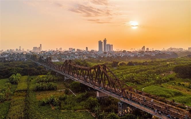 The icon Long Bien bridge, designed by French architect Gustave Eiffel, was built between 1899 and 1902 and opened in 1903. For over 100 years, the bridge has seen many changes, and has become a symbol of Vietnam's history. (Photo: VNA)