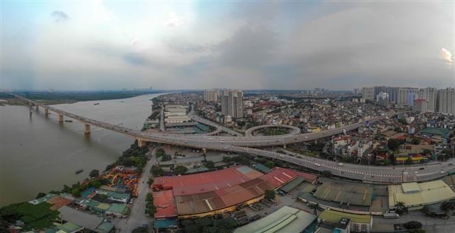 The bridge, consisting of eight spans and four lanes of 19.25 m wide, connects Long Bien and Hai Ba Trung districts. (Photo: VNA)