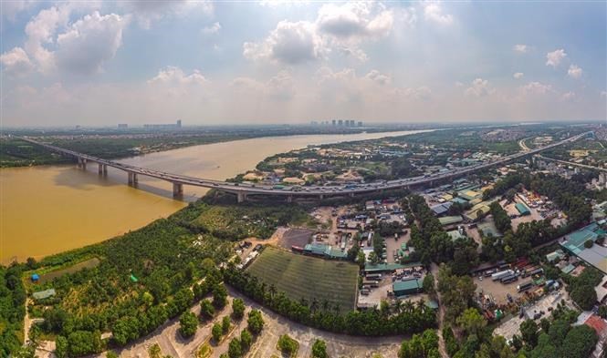 Thanh Tri bridge (completed 2008) is the largest one spanning Red River, connecting Hoang Mai and Long Bien districts. It is one of the longest and widest reinforced concrete bridges in Vietnam. The bridge is over 33.1m wide and has six lanes connecting eastern Hanoi and National Highway 1A. (Photo: VNA)