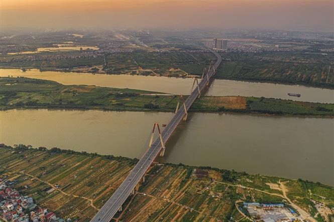 Nhat Tan bridge is a cable-stayed bridge crossing the Red River in Hanoi, inaugurated on January 4, 2015. It forms part of a new six-lane highway linking Hanoi and Noi Bai International Airport. The project is a manisfestation of the Vietnam-Japan cooperation relations. (Photo: VNA)