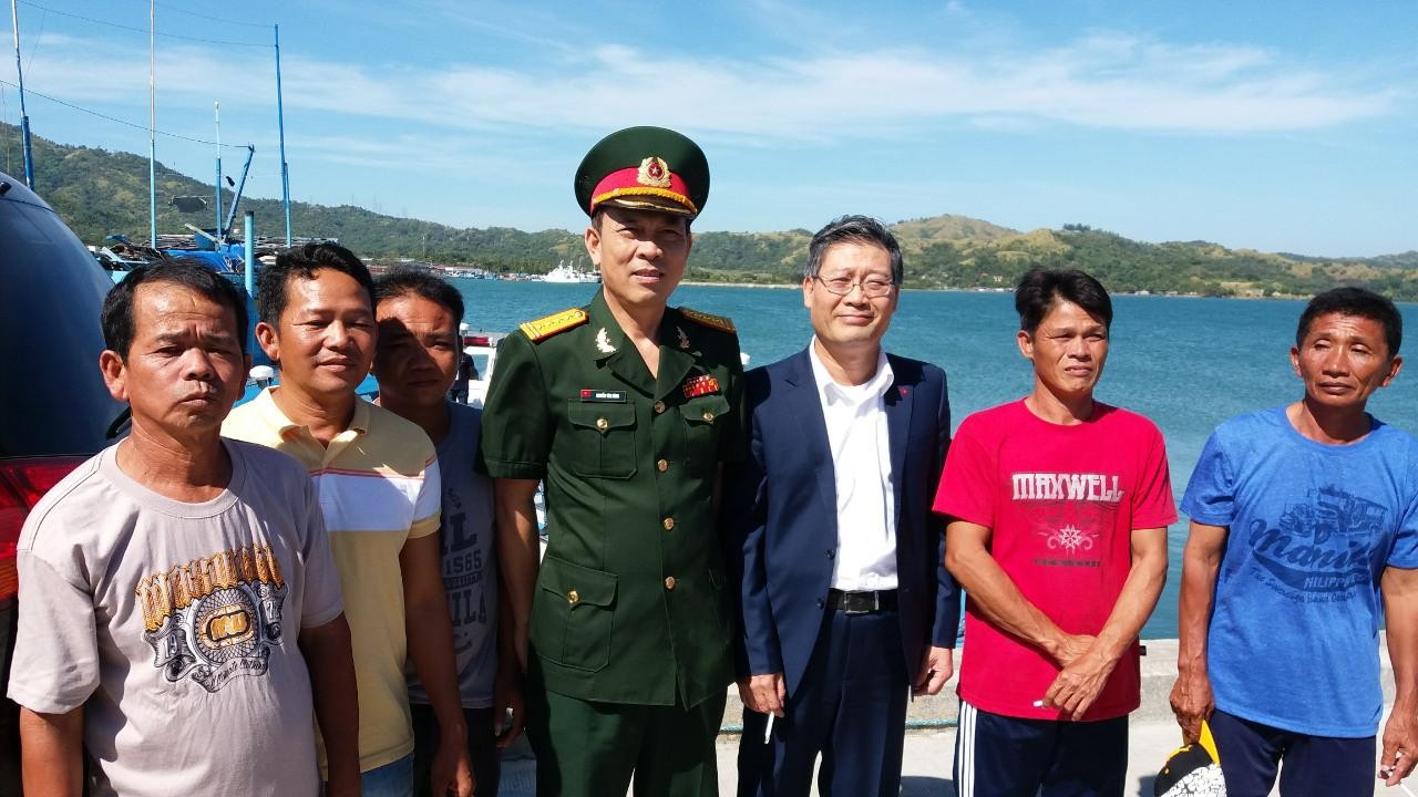 Ambassador Ly Quoc Tuan (forth from left) with the fishmen who were brought home from the Philippines on November 29, 2017.