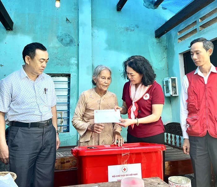 Ms. Bui Thi Hoa visited, encouraged and gave gifts to the family of Mrs. Thai Thi Kim Anh, 79 years old in An Long village, Que Phong commune, Que Son district, Quang Nam province.(Photo: NDO)