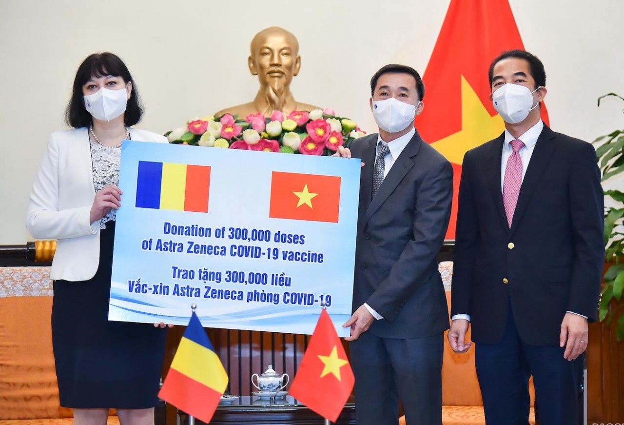Deputy Foreign Minister To Anh Dung and Deputy Minister of Health Tran Van Thuan receive the vaccine batch from Romanian representative-Romanian Ambassador to Viet Nam Cristina Romila at the handover ceremony. (Photo: Tuan Anh)