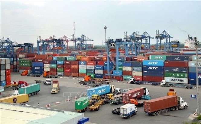 Hoạt động xuất nhập khẩu hàng hóa tại cảng Sài gòn 1. Ảnh TTXVN