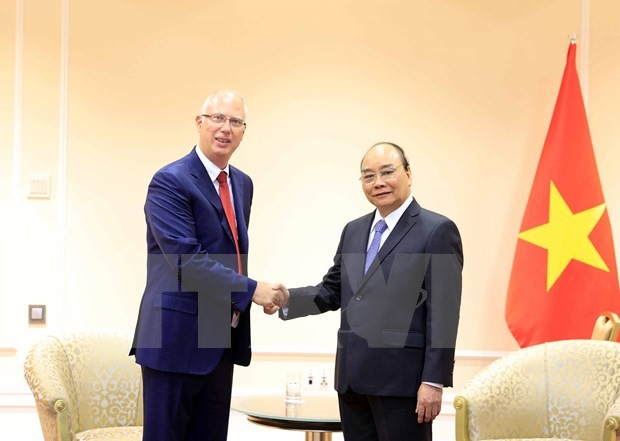 President Nguyen Xuan Phuc (R) receives CEO of the Russian Direct Investment Fund Kirill Dmitriev (Photo: VNA)