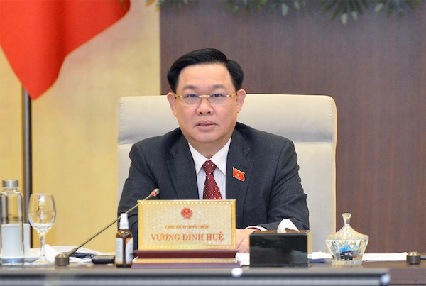 NA Chairman Vuong Dinh Hue proposed clearly distinguishing between the State budget and health insurance fund in payment for health check-up and treatment.