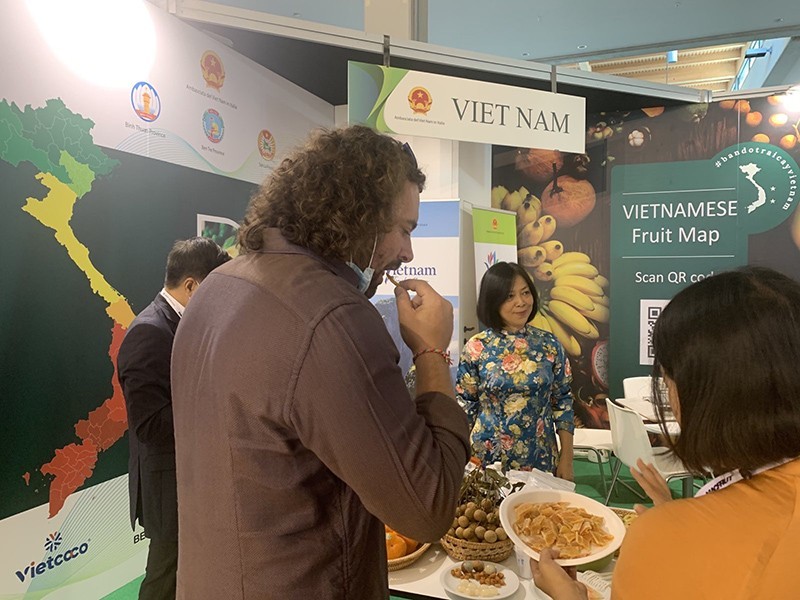 Đại sứ Nguyễn Thị Bích Huệ (giữa) tại gian hàng Việt Nam với trái cây nổi tiếng như bưởi, nhãn, bơ, dừa, xoài...