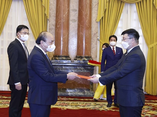 Mongolian Ambassador Jigjee Sereejav (R) presents his credentials to President Nguyen Xuan Phuc on December 23 (Photo: VNA)