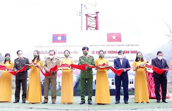 Vietnamese ministry hands over first village police station to Laos
