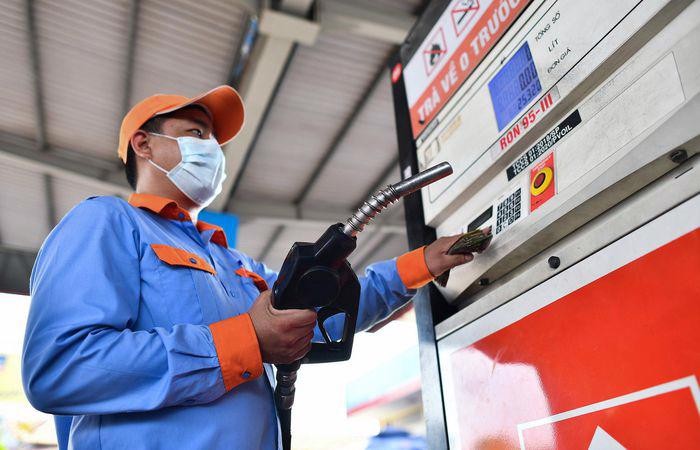 Petrol prices fall on environmental tax reduction
