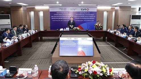 NA Chairman visits Lao - Viet Bank in Vientiane