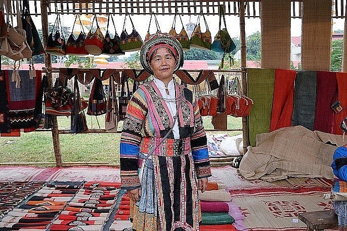 Lung Tam linen weaving craft village: Shuttlecocks bustiling, clicking their revitalizing sound