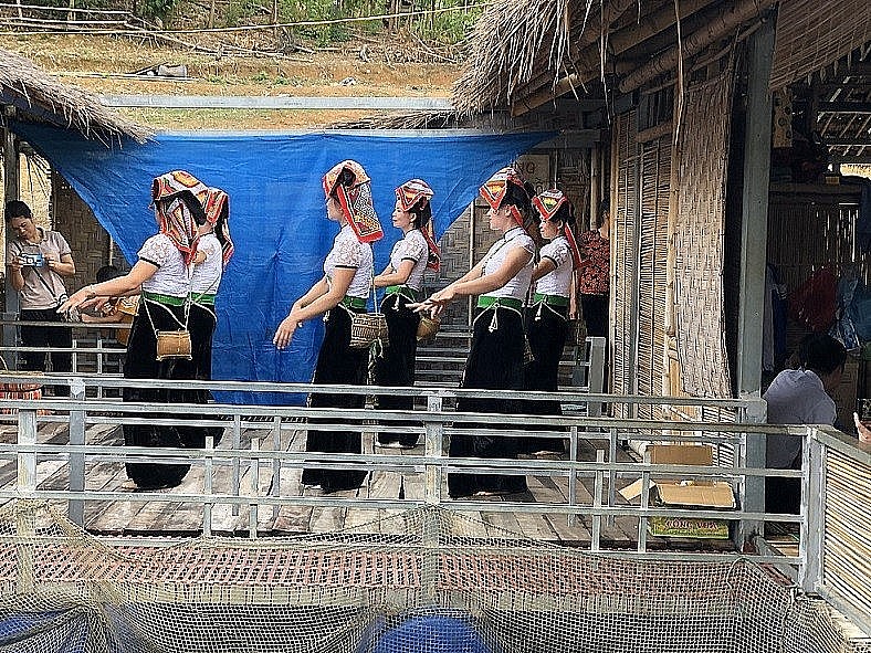Visitors can watch the mountains silhouetted against the lake surface, enjoy the gastronomy, and indulge themselves in the dance of the Thai ethnic people. (Photo: Thanh Tam)