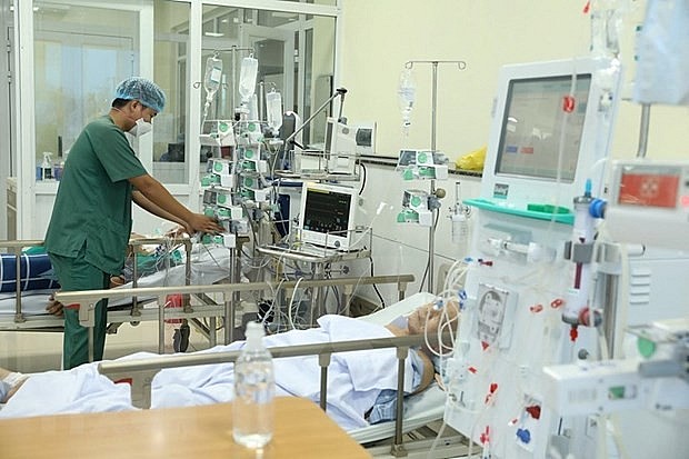 A COVID-19 critically-ill patient under care at an ICU of the National Hospital for Tropical Diseases. (Photo: VNA)