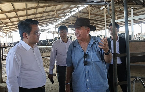 The Vietnamese delegation visit a dairy farm in Nahalal, a moshav in Israel. (Photo: VNA)