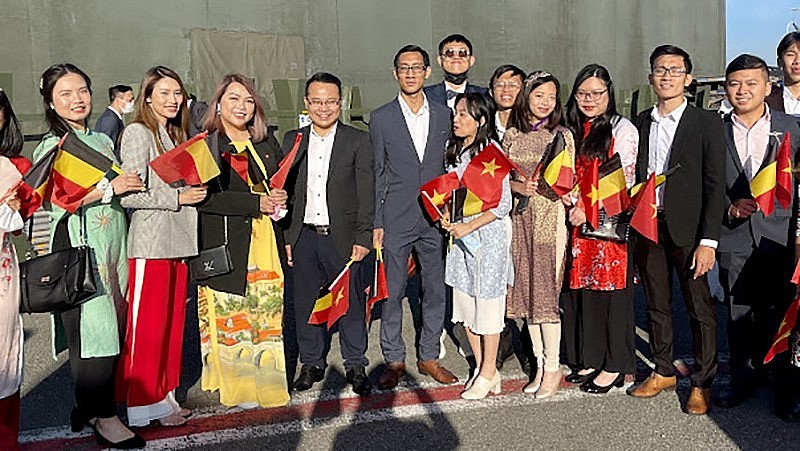 Beautiful images of Vietnamese youth in Europe to be built up