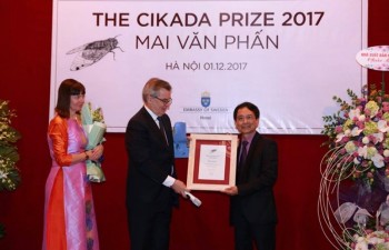Poet Mai Van Phan receives Swedish prize
