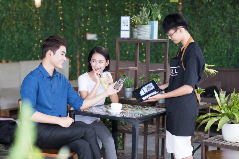 vietcombank strongly promotes qr code payment