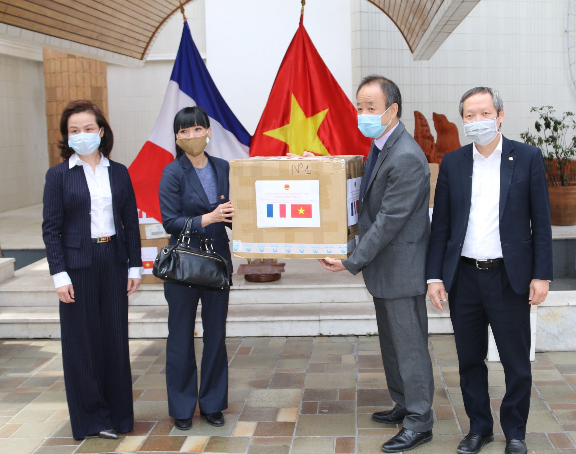 vietnam donates haul of medical masks to french associations and friends