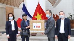vietnamese french pms talk covid 19 fight cooperation enhancement