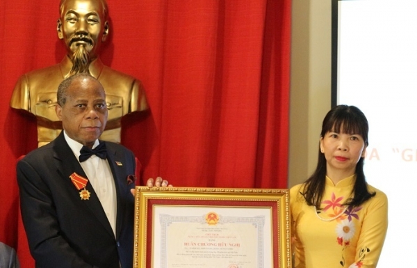 Vietnam presents friendship order to former Mozambican Ambassador