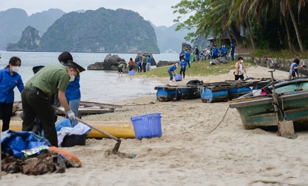  Garbage collection on Lom Bo Island in Ha Long Bay. (Source: Quang Ninh Newspaper)