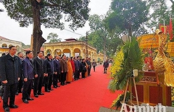 Party, State officials offer incense at Thang Long Royal Citadel