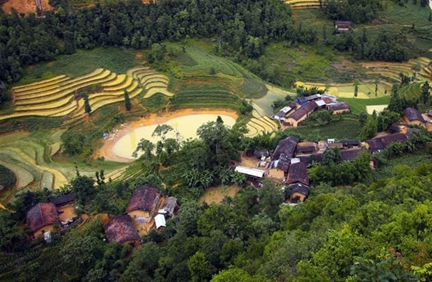 Lo Lo Chai village seen from the Lung Cu National Flag Tower (Source: Dulich. Real Times)