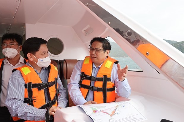 Prime Minister Pham Minh Chinh (R) inspects Van Phong Bay while visiting the Van Phong Economic Zone in Khanh Hoa province on March 12. (Source: VNA)