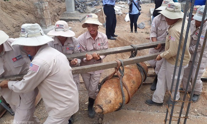 A team from the Mines Advisory Group remove a wartime bomb in Quang Binh Province, 2019. Photo courtesy of Mines Advisory Group.. (Sourve: VN Express)