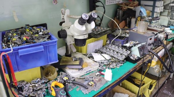 Over 11,200 fake Samsung chargers seized in Hanoi