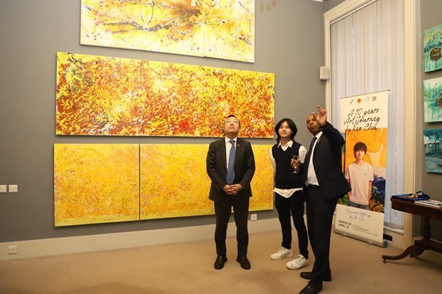 Ambassador Nguyen Hoang Long (first, left) visits an exhibition of paintings by young artist Xeo Chu as part of the Vietnam Days in the UK 2022. (Photo: VNA)