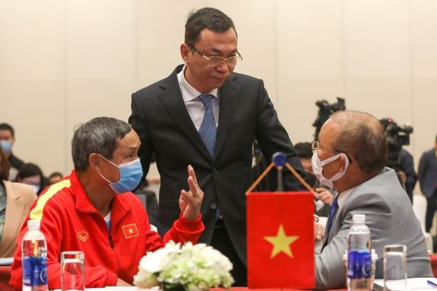 Acting President of the Vietnam Football Federation (VFF) Tran Quoc Tuan (centre)on April 12 chaired a meeting with its Board of General Secretariat and relevant offices to discuss the organisation of football events of the upcoming SEA Games 31. ( Photo: Nhat Duy)