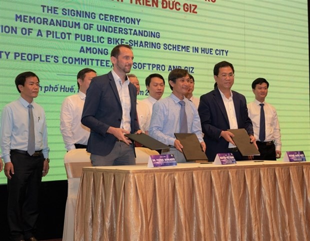 Representatives of Hue city, International Cooperation Agency of Germany (GIZ) and Vietsoftpro sign a Memorandum of Understanding (MoU) for an innovative Public Bike-Sharing (PBS) scheme. (Photo courtesy GIZ)