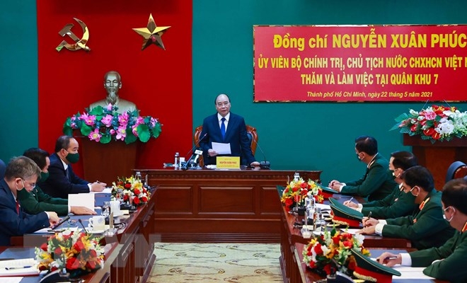 President Nguyen Xuan Phuc works with officers of the Military Region 7 (Source VNA)