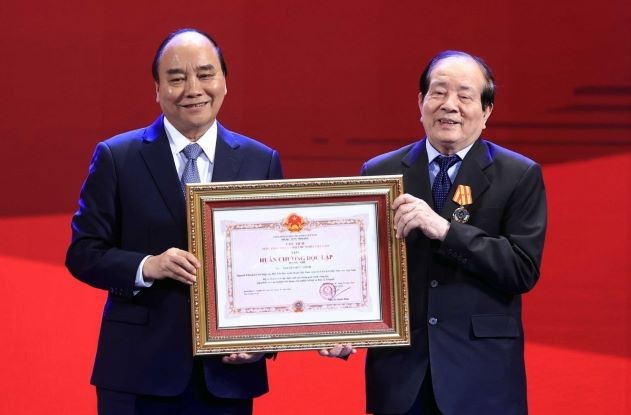 President Nguyen Xuan Phuc has handed the second-class Independence Order to poet Huu Thinh at a ceremony at the Hanoi Opera House.. (Photo: VOV)