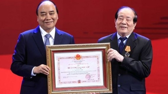 President presents Independence Order to poet Huu Thinh
