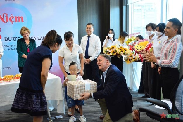 The organizers gave congratulatory gifts to Le Thanh Danh - the 9,000th case of heart surgery. (Photo: Hung Khoa)