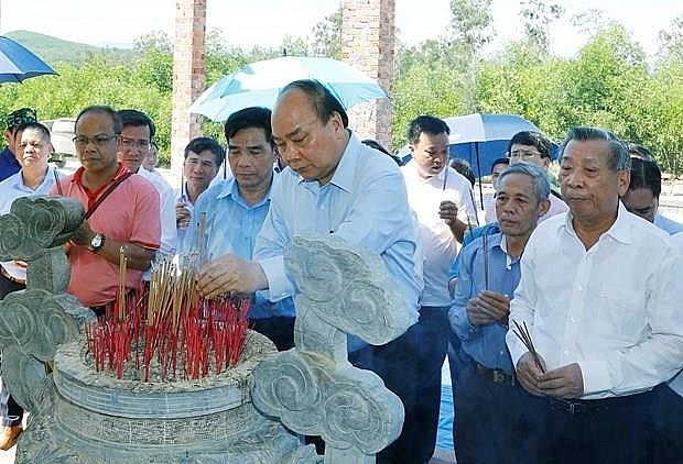 prime minister nguyen xuan phuc offers incense to martyrs in quang nam