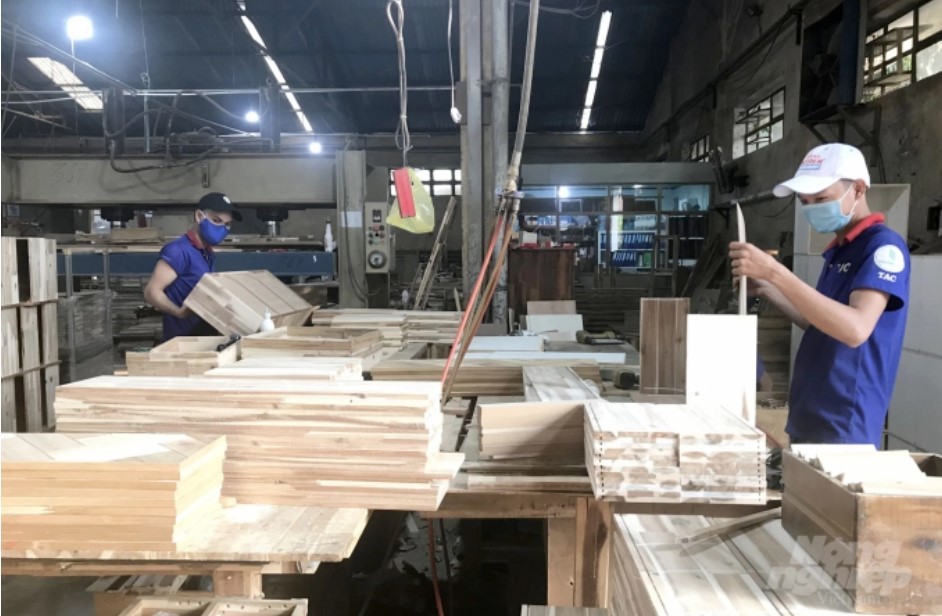 Production of wood furniture for export at Thuan An Wood Processing Joint Stock Company, Binh Duong province. (Photo: Thanh Son.)