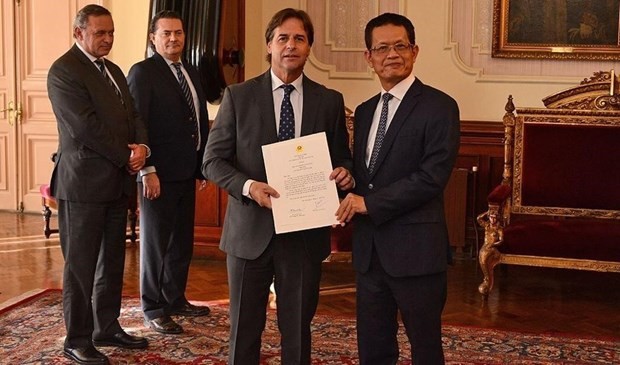 Vietnamese Ambassador to Argentina and Uruguay Duong Quoc Thanh (R) presents his letter of credentials to Uruguayan President Luis Lacalle Pou (Source: VNA)