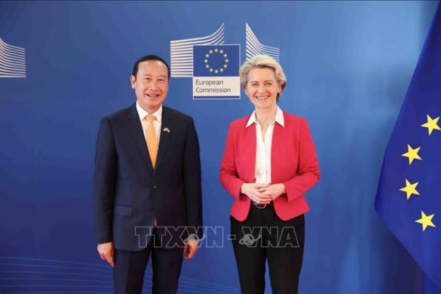 Ambassador and Head of the Vietnam Delegation to the European Union (EU) Nguyen Van Thao (L) and President of the European Commission Ursula von der Leyen. (Source: VNA)