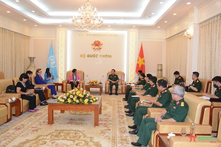 Deputy Defence Minister Hoang Xuan Chien  with Kanni Wignaraja, UN Assistant Secretary General, Deputy Regional Director and Director for the Asia-Pacific at UNDP, in Hanoi on July 28. (Photo: qdnd)