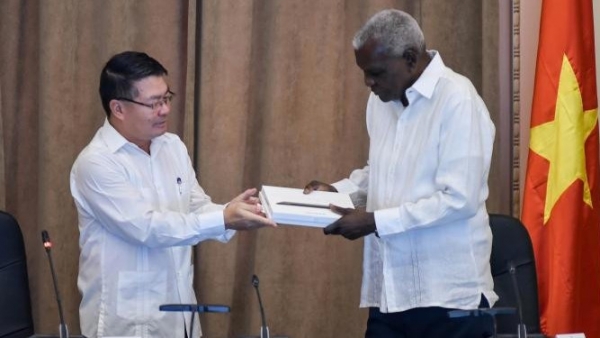 Cuban National Assembly receives gifts from Vietnamese counterpart